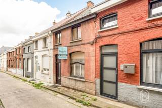 <p>Te renoveren woning met potentieel, goedgelegen op wandelafstand van CENTRUM Ronse. <br />Veel potentieel, ideaal voor handige harry's, of investeerders. Reeds opgemaakte renders en plannen beschikbaar.</p><p>INDELING: voorplaats, leefruimte, keuken, terras, badkamer en 2 slaapkamers.</p><p>Bezoek na afspraak met IMMO BEGUIN: info@immobeguin.be</p>