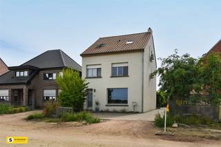 TE KOOP : karaktervolle woning met maar liefst 238m² bewoonbare oppervlakte en zeer uitnodigende tuin. De woning werd in verschillende...