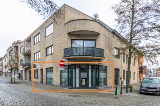 Een recent (bouwjaar 2000) en lichtrijk handels-/kantoorgelijkvloers (110m²).<br />TOP gelegen in het centrum, winkels en op wandelafstand van het station.<br /><br />Gelijkvloers: inkomhal met toilet, wachtzaal, 3 bureau’s, keuken, sanitair blok.<br /><br />Buitenschrijnwerk PVC dubbele beglazing - Individuele recente condensatieketel op aardgas<br />EPC: in aanvraag<br />Vrij bij akte.<br />Nutsvoorzieningen: individuele tellers water, gas en elektriciteit<br />Geen gemeenschappelijk lasten<br /><br />Stedenbouwkundige inlichtingen aangevraagd.