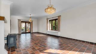 Immo3000 heeft deze charmante woning te koop in het centrum van Linden. Deze woning biedt een ideale combinatie van comfort en ruimte voor het hele gezin. Het huis, gebouwd in 1980 (deels gerenoveerd), staat op een perceel van 619 m² en beschikt over een bewoonbare oppervlakte van 225 m² (volgens EPC). De tuin loopt volledig rondom de woning.<br /><br />Gelijkvloers:<br />ruime inkomhal met gastentoilet, grote open leefruimte met veranda, gesloten (ingerichte) keuken met bijkeuken, 1e slaapkamer / home office en een badkamer.<br /><br />1e VD:<br />lichtrijke nachthal (vide), 3 zeer grote slaapkamers en apart toilet. Mogelijkheid tot inrichten van een (2e) badkamer.<br /><br />De woning is volledig onderkelderd en heeft 2 inpandige garages die toegankelijk is langst de achterkant van het terrein.<br /><br />Deze woning combineert een gunstige ligging met ruime voorzieningen, wat het tot een aantrekkelijke plek maakt om te wonen.<br /><br />Benieuwd hoe deze woning perfect aansluit bij uw woonwensen? Neem vandaag nog contact op en plan uw bezoek!