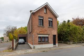 Op zoek naar een ruime gezinswoning op een centrale locatie in Sint-Amands? Deze halfopen bebouwing met 3 slaapkamers, garage en aangename tuin heeft heel wat te bieden! Dankzij de ligging vlak bij het centrum en op slechts enkele stappen van de Schelde geniet u hier van een ideale combinatie van rust, ruimte en bereikbaarheid.<br />Bij het binnenkomen verwelkomt de inkomhal met traphal u in de woning. Van hieruit bereikt u de ruime leefruimte, die naadloos aansluit op de ingerichte open keuken met gezellige eetplaats. Een fijne plek om samen te koken, te tafelen en te genieten!<br />Verder vindt u op het gelijkvloers een apart gastentoilet, een praktische berging/wasplaats en een comfortabele badkamer, uitgerust met een dubbele lavabo, douche en ligbad.<br />Ook buiten is het heerlijk vertoeven! Het gezellige, deels overdekte terras vormt de ideale plek om te ontspannen of gezellig te tafelen met familie en vrienden. De aansluitende tuin biedt voldoende ruimte om van het buitenleven te genieten. Het handige bijgebouw zorgt voor extra opbergmogelijkheden, terwijl de garage en carport het plaatje compleet maken.<br />Op de eerste verdieping geeft de centrale nachthal toegang tot drie slaapkamers. Via een volwaardige vaste trap bereikt u bovendien de zolderverdieping, die extra bergruimte en tal van mogelijkheden biedt.<br />De ligging is zonder twijfel een extra troef! U woont hier op wandelafstand van de prachtige Schelde, waar u heerlijk kunt wandelen en fietsen, en tegelijk vlak bij het gezellige centrum van Sint-Amands met zijn winkels, horeca en dagelijkse voorzieningen.<br />Een ruime gezinswoning met een fijne tuin, praktische indeling en een uitstekende ligging nabij de Schelde. Absoluut een bezoek waard!<br />Interesse? Contacteer ons voor meer informatie of een vrijblijvend bezoek via 03/283.84.84 of gert@ax-quality.be.