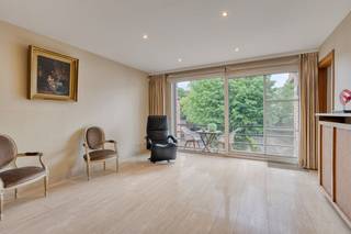 Gelegen in het centrum van Roeselare vinden we dit lichtrijke en instapklare appartement op de eerste verdieping van een verzorgde residentie. Met een bewoonbare oppervlakte van ca. 100 m² geniet u hier van een aangename leefruimte, twee volwaardige slaapkamers en een praktische indeling. Dankzij het EPC-label B woont u bovendien energiezuinig en comfortabel.<br /><br />De centrale ligging in de Hendrik Consciencestraat vormt een grote troef. Op wandelafstand bevinden zich de Grote Markt, winkels, horecazaken, het station en openbaar vervoer. Hier combineert u het gemak van het stadsleven met een rustige woonomgeving.<br /><br />Het appartement omvat:<br /><br />- Lichtrijke leefruimte<br />- Keuken<br />- Praktische berging<br />- 2 slaapkamers<br />- Badkamer<br />- Apart toilet<br />- Terras aan de voor- en achterzijde<br /><br />Daarnaast bestaat de mogelijkheid tot aankoop van een garage.<br /><br />Extra troeven:<br /><br />- Instapklaar en energiezuinig appartement<br />- EPC-label B<br />- Lift aanwezig in de residentie<br />- Mogelijkheid tot aankoop garage<br />- Interessant als investering of eigen bewoning<br />- Toplocatie in hartje Roeselare<br /><br />Bestuursmaatregelen in het maatregelenregister: nee