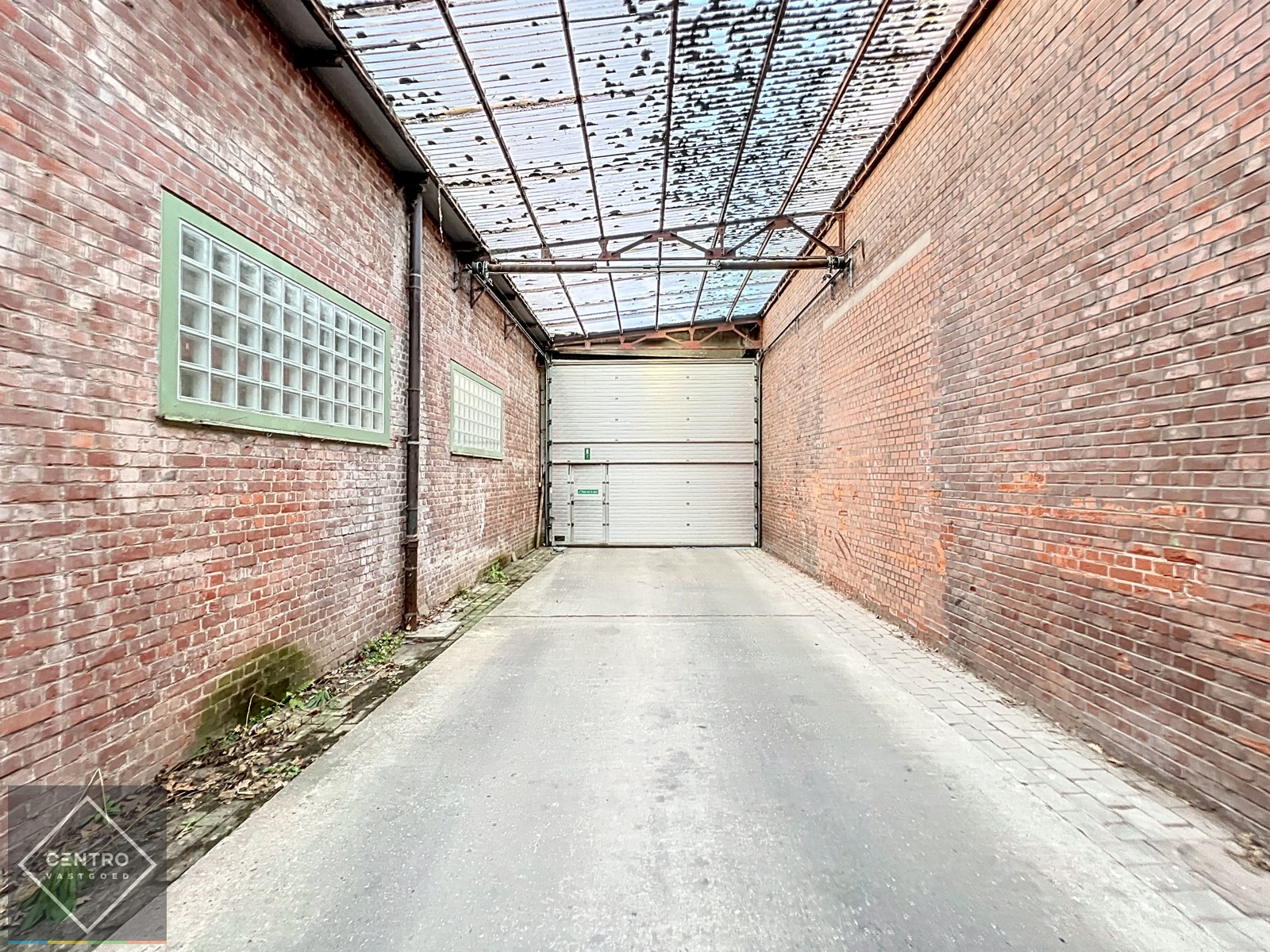 Opslagplaats ( ± 2.000m²) met 7m vrije hoogte vlakbij de havenkop te Roeselare! - foto 2
