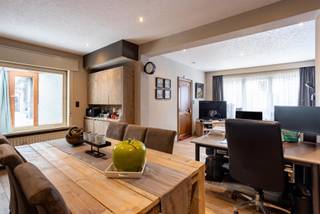 In het rustige Erwetegem, deelgemeente van Zottegem, bevindt zich deze verrassend ruime woning met tal van troeven. Op slechts 150 meter wandelafstand van een basisschool en met een bushalte voor de deur, geniet je hier van een gunstige ligging – ideaal voor gezinnen of zelfstandigen die wonen en werken willen combineren.
<p>De woning beschikt over drie garages, wat zorgt voor meer dan voldoende opslagruimte. Perfect om je wagens veilig binnen te plaatsen en tegelijk ruimte te behouden voor hobby’s, werkmateriaal of je zelfstandige activiteit.</p>
<p>Op technisch vlak is deze woning alvast helemaal klaar voor de toekomst. Er zijn zonnepanelen met thuisbatterij, de elektriciteit is conform, en dankzij het EPC-label D geldt er geen renovatieverplichting. De centrale verwarming met condensatieketel op gas (geplaatst in 2020) zorgt voor een efficiënte verwarming, terwijl de pelletkachel in de leefruimte extra gezelligheid biedt. Bovendien werden het hellend en plat dak volledig vernieuwd en geïsoleerd – een mooie meerwaarde.</p>
<p>Indeling van de woning: Gelijkvloers: inkomhal, leefruimte, keuken, badkamer, apart toilet, bergruimte en drie garages. Verdieping 1: nachthal met twee slaapkamers. Verdieping 2: extra kamer onder het dak. Kelder.</p>
<p>Tot slot biedt dit perceel nog een unieke opportuniteit: er bestaat de mogelijkheid om te verkavelen in twee percelen, waardoor de tuin ook als bouwgrond kan worden benut.</p>
<p>Voor meer informatie: bel Jordi 0477/32.61.53</p>