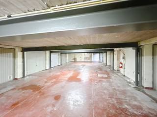 Garage box à vendre à Strombeek-Bever, situé dans un petit complexe bien entretenu à distance de marche du centre.Idéal pour un rangement en...