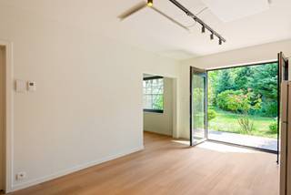 Residentie Prinsenbos biedt comfortabele en lichtrijke serviceflats voor wie zelfstandig wil wonen in een rustige, verzorgde en groene omgeving. De appartementen beschikken over één of twee slaapkamers, een aangename leefruimte, een ingerichte keuken en een moderne badkamer.<br /><br />Dankzij de eigentijdse afwerking, de warme materialen en de grote raampartijen ontstaat een tijdloze woonomgeving die u volledig naar eigen smaak kunt inrichten. De uitgestrekte tuin en de groene omgeving zorgen voor rust, privacy en een aangenaam gevoel van ruimte.<br /><br />Elke woongelegenheid is uitgerust met een persoonlijk noodoproepsysteem. Dankzij dit systeem en de permanente aanwezigheid van personeel is er dag en nacht altijd iemand in de buurt. Zo kunt u zelfstandig wonen met de geruststellende zekerheid dat hulp nooit ver weg is.<br /><br />Daarnaast zijn verschillende diensten op aanvraag beschikbaar, waaronder maaltijden, boodschappenservice, poetshulp, pedicure en was- en strijkmogelijkheden.<br /><br /><br /><br /><br /><br />Appartement met 1 slaapkamer: € 40 per dag<br /><br /><br /><br />Appartement met 2 slaapkamers: € 45 per dag<br /><br />In deze prijs zijn inbegrepen:<br /><br /><br /><br /><br /><br />het gebruik van het appartement;<br /><br /><br /><br />wifi en televisie;<br /><br /><br /><br />het noodoproepsysteem.<br /><br />Niet inbegrepen zijn een forfait van € 15 per maand voor water en € 10 per maand voor huisvuil. Elektriciteit wordt afgerekend volgens het eigen verbruik. Eventuele persoonlijke zorg, medische tussenkomsten en bijkomende diensten worden afzonderlijk aangerekend.<br /><br />Er wordt een waarborg gevraagd van één maand huur, aangevuld met een waarborg van € 200 voor de noodknop en de sleutels.<br /><br />Residentie Prinsenbos combineert de vrijheid van een eigen thuis met het comfort van ondersteuning wanneer u die wenst. Een ideale woonoplossing voor wie vandaag volop wil genieten en tegelijk vooruitdenkt naar morgen.<br /><br />Prinsenbos is rustig gelegen aan de Hoogboomsteenweg in Kapellen, midden in een groene en aangename omgeving.<br /><br />De ligging combineert sereniteit met een uitstekende bereikbaarheid. Voor de deur bevindt zich een bushalte met rechtstreekse verbindingen richting Kapellen, Brasschaat en Antwerpen. Hierdoor zijn winkels, diensten, horeca en familie vlot bereikbaar, ook zonder eigen wagen.<br /><br />De residentie geniet bovendien van een rustige, residentiële sfeer, omringd door volwassen groen en wandelmogelijkheden. Zo woont u dicht bij alles wat u nodig heeft, terwijl u thuis geniet van privacy, ruimte en rust.