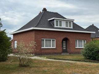 Rustig gelegen te renoveren woning met 3 slpks op 7a 14 ca. Op het gelijkvloers vinden we: keuken, badkamer, living, eetkamer, veranda, slaapkamer...