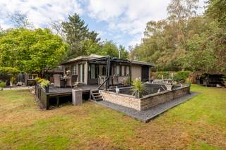 <p><span>De chalet is gelegen in het groene en bosrijke recreatiepark Tulderbos, een rustige omgeving waar natuur en ontspanning centraal staan. De chalet bevindt zich vlak bij de Nederlandse grens, waardoor ook Nederland en de omliggende Nederlandse gemeenten gemakkelijk bereikbaar zijn. In de omgeving zijn er volop mogelijkheden om te wandelen en te fietsen. <br /></span><br />De chalet is gelegen aan de bosrand in de uiterste hoek van het park op een dubbel perceel van 528m².<br />De chalet heeft 2 slaapkamers, badkamer, ingerichte keuken en een aangename tuin en diverse terrassen.<br />Er zijn meerdere bijgebouwen waaronder een gezellige bar met zwembad.<br /><br />De chalet is voorzien van 2 slaapkamers, badkamer met dubbele wastafel en douche, apart toilet, open keuken met inbouwapparatuur grenzend aan de gezellige woonkamer met houtkachel. schuifdeuren naar het zonnige terras.<br /><br />Bijgebouw met de mogelijkheid voor een 3de kamer en elec. aansluitingen.<br />Bijgebouw, momenteel in gebruik als ingerichte bar.<br />Zwembad en siervijver op het perceel.<br /><br />Bijzonderheden:<br />- Gelegen in de hoek van het park, zeer rustig aan de bosrand.<br />- Centrale verwarming op propaangas (ketel 2017)<br />- Staande op 2 bouwpercelen<br />- Dubbel glas<br />- airco<br />- zonnepanelen<br />- tuin volledig omheind<br />- Voldoende parkeermogelijkheden op eigen terrein.<br />- Gelegen in recreatiepark, permanente bewoning is officieel niet toegestaan maar wordt gedoogd door de gemeente Ravels.<br /><b>Let op: Voor de aankoop dient u circa 50% aan eigen geld te hebben aangezien de Belgische bank maar tot +/- 50% van de aankoopprijs financiert. </b><br /><br /></p>