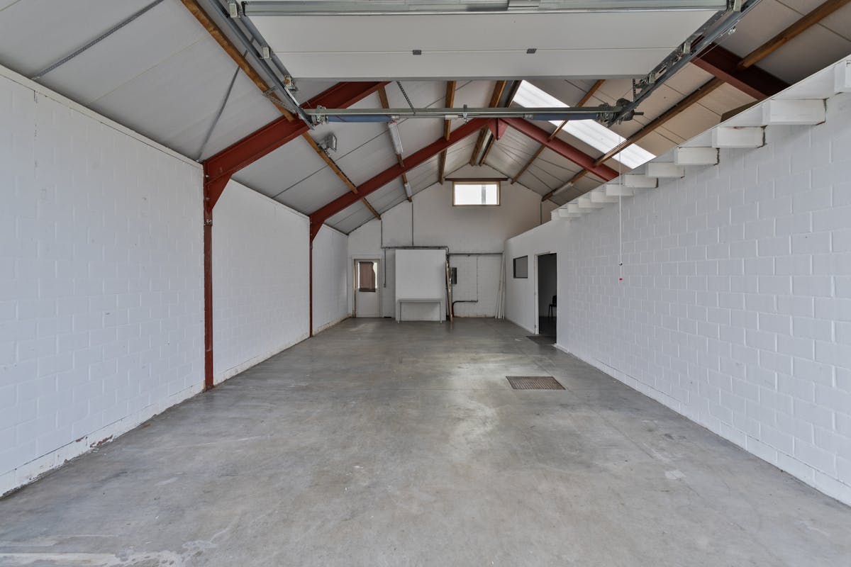 Modern magazijn van 145m² samen met ruime gezinswoning te koop in Bissegem - foto 3