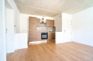 In het hart van het dorp Jemelle vindt u dit gezellige appartement van 49 m² op de eerste verdieping van een kleine mede-eigendom met 4 eenheden...