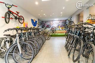 Vous cherchez un espace commercial idéalement situé avec une visibilité maximale et un passage fréquent ? Ce local est situé dans une...