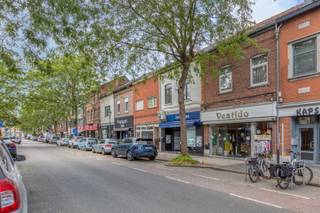 <p><span><strong>TE KOOP: Handelshuis met ruime woonst in het centrum van Leopoldsburg!</strong></span><br /><span>Ontdek dit veelzijdige handelshuis, uitstekend gelegen in de Stationsstraat in het hart van Leopoldsburg. De centrale ligging in de commerciële kern, de goede zichtbaarheid en de nabijheid van het station maken dit eigendom bijzonder interessant voor zelfstandigen, investeerders of wie wonen en werken onder één dak wil combineren.</span><br /><span>Het gelijkvloers beschikt over een ruime handelsruimte met tal van mogelijkheden. Verder bevinden zich hier een apart toilet, keuken, veranda en een bijkomende multifunctionele ruimte die perfect dienst kan doen als bureel, praktijk- of opslagruimte. De kelder biedt bijkomende bergruimte. Aan de voorzijde is een zonneluifel voorzien en achteraan beschikt het handelshuis bovendien over een aangename tuin.</span><br /><span>Het woongedeelte strekt zich uit over de eerste verdieping en de zolderverdieping. Op de eerste verdieping bevinden zich een ruime leefruimte, een volwaardige slaapkamer en een apart toilet. De zolderverdieping werd ingericht met twee bijkomende slaapkamers en een badkamer.</span><br /><span>Het pand werd in het begin van de jaren 90 opgefrist en biedt vandaag een solide basis voor wie het geheel verder naar eigen smaak en behoeften wil inrichten of moderniseren.</span><br /><span>De combinatie van een ruime handelsruimte, een volwaardige woonst met drie slaapkamers, een ruime leefruimte, een tuin én de centrale ligging maakt dit handelshuis geschikt voor uiteenlopende invullingen.</span><br /><span><strong>Ligging:</strong></span><br /><span>Het handelshuis is uitstekend gelegen in de Stationsstraat, pal in het centrum van Leopoldsburg. De commerciële kern met winkels, horeca en tal van andere voorzieningen bevindt zich in de onmiddellijke omgeving. Ook het trein- en busstation ligt op korte wandelafstand, wat zorgt voor een uitstekende bereikbaarheid met het openbaar vervoer. Daarnaast zijn er verschillende parkeermogelijkheden in en rond het centrum en de stationsomgeving.</span><br /><span><strong>Indeling:</strong></span><br /><span>Gelijkvloers – handelsgedeelte: ruime handelsruimte, apart toilet, keuken, veranda, multifunctionele ruimte, kelder en tuin.</span><br /><span>Eerste verdieping – woongedeelte: ruime leefruimte, slaapkamer en apart toilet.</span><br /><span>Zolderverdieping: twee slaapkamers en badkamer.</span><br /><span><strong>Troeven:</strong></span><br /><span>- Handelshuis met volwaardige woonst!</span><br /><span>- Commerciële topligging in het centrum van Leopoldsburg!</span><br /><span>- Ruime handelsruimte met diverse mogelijkheden!</span><br /><span>- 3 slaapkamers!</span><br /><span>- Ruime leefruimte!</span><br /><span>- Trein- en busstation op korte wandelafstand!</span><br /><span>- Aangename tuin!</span><br /><span>- Extra bergruimte dankzij de kelder!</span><br /><span>- Zonneluifel aan de voorzijde!</span><br /><span>- Solide basis met mogelijkheden tot verdere modernisering!</span><br /><span><strong>EPC F met certificaatnummer 20241113-0003444608-RES-1</strong></span><br /><span><strong>G-score: A</strong></span><br /><span><strong>P-score: A</strong></span><br /><span><strong>Stedenbouwkundige info: woongebied – bouwvergunning – geen voorkooprecht </strong></span><br /><span><strong>Bron bewoonbare oppervlakte EPC</strong></span></p>