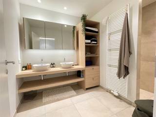 <p><span>LUXUEUS APPARTEMENT 95 M² OP TOPLOCATIE</span></p><p><span> </span></p><p><span>Inkomhal 11m² met ingemaakte vestiairekast met sfeerverlichting, gastentoilet met handenwasser.</span></p><p><span> </span></p><p><span>Ruime Woonkamer 40m² op keramische tegel.</span></p><p><span>Volledig uitgeruste open keuken, dubbele wasbak,</span></p><p><span>Toestellen BOSCH:</span></p><p><span>-Vaatwasser – Super Silence model </span></p><p><span>-Keramische kookplaat </span></p><p><span>-Koelkast </span></p><p><span>-Multifunctionele Digitale oven</span></p><p><span>Berging, zeer Ruim, was/droogkast (condensatie)aansluiting.</span></p><p><span>Badkamer 10m², inloop regendouche, 2 lavabo’s, op maat gemaakt badkamermeubel met open linnenschabben afgewerkt in hout, spiegelkast, handdoekdroger. </span></p><p><span>2 Slaapkamers 15m² en 13m² </span></p><p><span> </span></p><p><span> </span></p><p><span>GROOT ZUID-WEST GEORIËNTEERD TERRAS 16M²</span></p><p><span> </span></p><p><span>Bijzonderheden: </span></p><ul><li><span>PRE - Domotica:</span><ul><li><span>Alles AAN/UIT schakelaar</span></li><li><span>Automatisch licht in WC</span></li><li><span>Geschakelde stopcontacten</span></li></ul></li><li><span>Gemeenschappelijke vuilbakberging</span></li><li><span>Lift tot in kelder</span></li><li><span>Fietsenberging</span></li><li><span>Video-Parlefonie</span></li><li><span>CV op Gas</span></li></ul><p><span> </span></p><p><span>Positieve aspecten: </span></p><ul><li><span>Uitermate rustige buurt</span></li><li><span>Centraal gelegen met zeer goede verbindingswegen</span></li><li><span>Alles op wandelafstand: scholen, winkels, park,…</span></li><li><span>Zuid-West georiënteerd Terras</span></li><li><span>Super Deluxe Afwerking</span></li><li><span>BEN - Woonst</span></li></ul><p><span> </span></p><p><span>Maandelijkse huur:  € 1095/Maand</span></p><p><span>Vaste kosten: €109/Maand</span></p><p><span> </span></p><p><span>OPTIE PARKING:</span></p><p><span>Ondergrondse staanplaats: €65/Maand x 2 bij te huren</span></p><p><span>Garagebox: €125/Maand (uitverhuurd - optioneel eens een vrijkomt)</span></p><p><span> </span></p>