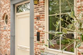 <p><span>Recente, instapklare en smaakvolle gezinswoning met ruimte, privacy en een uitstekende energieprestatie op een prachtig perceel van 815m² gelegen in een doodlopende straat in een bosrijke omgeving</span></p><p><span>Deze bijzonder sfeervolle halfopen bebouwing uit </span><span>2019</span><span> biedt maar liefst </span><span>185 m² bewoonbare oppervlakte</span><span> en is gelegen op een royaal perceel van </span><span>815 m²</span><span>.</span></p><p><span>De woning combineert de charme van een authentieke landelijke woning met het comfort en de energieprestaties van een recente nieuwbouw.</span></p><p><span>Binnen valt vooral de </span><span>open en lichtrijke leefruimte</span><span> op. Grote raampartijen zorgen voor een overvloed aan natuurlijk licht en brengen </span><span>de groene omgeving</span><span> letterlijk naar binnen. De moderne</span><span> leefkeuken</span><span> vormt het hart van de woning en sluit naadloos aan op de eet- en zithoek. </span></p><p><span>Vanuit de leefruimte is er bovendien een directe verbinding met het terras en de </span><span>zuidoostelijk</span><span> georiënteerde tuin, waardoor binnen en buiten mooi in elkaar overvloeien.</span></p><p><span>Op de verdieping beschikt de woning over een grote nachthal met ingemaakte kastenwand en plaats voor bureau - ideaal voor huiswerk en home working - verder een </span><span>ruime badkamer</span><span> met alle hedendaags comfort, </span><span>3 ruime slaapkamers</span><span>, aangevuld met een </span><span>praktische dressing</span><span>.</span></p><p><span>Bergruimte</span><span> heeft u hier zowel in de bijkeuken, op de afgewerkte bergzolder als ook in de aparte garage; tevens heel wat parkeerglegenheid.</span></p><p><span>Grijp deze </span><span>unieke kans</span><span> en boek een afspraak, want anders bent u misschien wel </span><span>TE LAET</span><span>!</span></p>