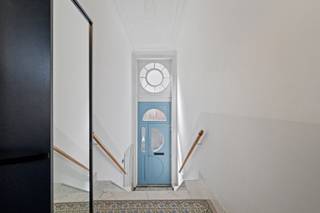 Dit karaktervol en ruim herenhuis met prachtige authentieke gevel bevindt zich in een rustige buurt van Oostende, op wandelafstand van zee/strand, diverse winkels en openbaar vervoer. <br /><br />De woning combineert charme met functionaliteit en biedt tal van mogelijkheden, zowel voor een groot gezin als voor het uitoefenen van een vrij beroep of praktijkruimte.<br /><br />Indeling:<br /><br />Stijlvolle inkomhall, lichtrijke woonkamer, ingerichte leef-keuken met directe toegang tot terras en via een trap bereik je de grote zonnige tuin, 4 afzonderlijk toiletten (1 op elk verdiep), badkamer met dubbele wastafel, ligbad en inloopdouche, bureau of praktijkruimte, 5 slaapkamers, berging, zolder met vaste trap (mogelijkheid tot 2 extra kamers), benedenverdieping voorzien van diverse polyvalente ruimtes, bergruimte en wasplaats, grote zonnige aangelegde tuin met terras, aankoop garagebox mogelijk in de straat. <br /><br />- Elektriciteit conform<br />- Centrale verwarming op aardgas<br />- Geïsoleerd dak<br />- Ook geschikt voor vrij beroep of praktijkruimte<br /> - Veel ruimte en indelingsmogelijkheden<br />- Mogelijkheid tot aankoop garagebox (€35.000).