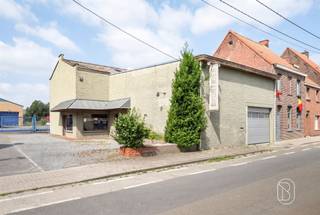 <p>Te koop: Polyvalent gebouw: loods, magazijn of handelsruimte in Ooigem!<br /><br />Op een centrale en vlot bereikbare locatie in Ooigem bevindt zich dit veelzijdige bedrijfsgebouw met een bruikbare vloeroppervlakte van maar liefst ca. 370 m². Dankzij de flexibele indeling biedt dit pand tal van mogelijkheden voor zelfstandigen, ambachtslieden, ondernemers of investeerders.<br /><br />Wat maakt dit pand uniek?<br />Het gebouw beschikt over een ruime loods, magazijn- of winkelruimte die volledig naar eigen noden kan worden ingericht. De automatische sectionale poort zorgt voor een vlotte toegankelijkheid, terwijl de private parking plaats biedt aan vijf wagens. Verder is het pand voorzien van aardgasverwarming, stadswater, elektriciteit en een alarmsysteem. Bovendien is het gelegen in woongebied, waardoor het eveneens interessant is als bouwgrond of ontwikkelingsproject.<br /><br />Voor wie is dit ideaal?<br />Ideaal voor zelfstandigen, KMO's of ondernemers die op zoek zijn naar een veelzijdige bedrijfsruimte met uitstekende bereikbaarheid. Ook interessant voor investeerders of ontwikkelaars dankzij de ligging in woonzone en de diverse gebruiksmogelijkheden.<br /><br />Te koop via Immo Beguin, jouw vastgoedexpert sinds 2009, met kantoren in Ronse, Waregem, Kortrijk, Deinze, Doornik en Lessines.<br /><br />Meer info of een bezoek? Contacteer charlotte@immobeguin.be</p>