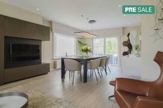 Gelijkvloers:- inkomhal met gastentoilet- lichtrijke woonkamer met ruim salon en eethoek- volledig uitgeruste keuken met kasten en zicht op de tuin-...