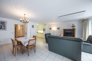 In de Villa Rozenhof te Bredene kun je dit instapklaar 2 slaapkamer appartement terugvinden in een jong gebouw vlakbij het centrum van Bredene, de duinen en het strand.<br /><br />De indeling van het appartement is als volgt:
<ul>
	<li>Inkom</li>
	<li>Apart toilet</li>
	<li>Volledig <strong>geïnstalleerde</strong> open keuken</li>
	<li>Berging met mogelijkheid <strong>aansluiting wasmachine</strong></li>
	<li>Leefruimte</li>
	<li>Terras aan de voorzijde</li>
	<li>2 <strong>volwaardige</strong> slaapkamers</li>
	<li>Badkamer met <strong>dubbel lavabomeubel, douche en toilet</strong></li>
	<li>Terras aan de achterzijde</li>
</ul>
Mogelijkheid tot aankopen afgesloten garagebox in het gebouw op het gelijkvloers.<br />In het gebouw is er een fietsenberging aanwezig waar u veilig uw fietsen kunt stallen.<br /><br />Aarzel niet en contacteer ons voor meer informatie op het nummer <strong>0495/57 45 30</strong> of via <strong>manon.vn@caenen.be</strong>. <br /><br /><br /> 