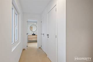 <p><span>Découvrez cet appartement entièrement rénové dans un emplacement de choix à Roulers. Ce joyau contemporain et économe en énergie offre un agencement bien pensé et des finitions de haute qualité.</span></p><p><span> </span></p><p><span>En entrant, vous êtes accueilli dans un hall d'entrée agréable menant à un salon spacieux et lumineux avec un parquet élégant. La cuisine ouverte et entièrement équipée se connecte parfaitement et constitue le cœur de l'espace de vie. Le salon donne accès à la terrasse  , idéale pour se détendre.</span></p><p><span> </span></p><p><span>En outre, l'appartement dispose d'un débarras pratique, d'une salle de bains moderne avec douche en escalier, d'une toilette séparée et de deux chambres confortables. Il y a également une pièce de rangement au sous-sol, parfaite pour un stockage supplémentaire.</span></p><p><span> </span></p><p><span>Grâce à la pompe à chaleur et aux panneaux solaires, vous bénéficiez de coûts énergétiques exceptionnellement bas, ce qui se traduit par un score EPC très favorable (étiquette A).</span></p><p><span> </span></p><p><span>Un appartement prêt à l'emploi et orienté vers l'avenir où le confort, le style et l'efficacité énergétique vont de pair.</span></p>