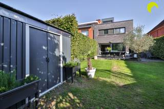 <p><span>Kijkmoment  op zaterdag 10/10/26!  Enkel op afspraak te bezichtigen! Bieden kan tot dinsdag 13/10/2026 - 18u00!   Inschrijven mogelijk via 03 449 42 41 of <span>hallo@habicom.be</span></span></p><p><span>Op een centrale locatie, gelegen in de gegeerde Hof Van Riethwijk te Mortsel, bieden wij u deze volledig gerenoveerde en energiezuinige gezinswoning (A-label) aan met 4 slaapkamers. De eigenaars van deze woning hebben sterk ingezet op eigentijds wonen in combinatie met energiezuinigheid.</span></p><p><span>De woning is gelegen in directe nabijheid van openbaar vervoer, winkels, scholen, ziekenhuizen enzovoort. Al wat u maar kan wensen vindt u terug in de directe omgeving.</span></p><p><span>Achter de woning is er een zonnige, zuidwestgerichte tuin met een ruim terras (36m²). Het perceel is 315m² groot. Voor de woning is er een oprit voor meerdere wagens. Tevens is er een vernieuwde garage met laadpaal.</span></p><p><span> </span></p><p><span>De woning zelf werd gebouwd in 1962-1963 en werd na 2013 grondig gerenoveerd. Ze beschikt overal over dubbele beglazing met aluminium schrijnwerk en de centrale verwarming verloopt op gas (condensatie). De elektriciteit werd vernieuwd en bij akte wordt er een conforme keuring afgeleverd. Achteraan werd er een mooie uitbouw gerealiseerd. In 2022 werd de gevelsteen volledig verwijderd en werd extra isolatie + een nieuwe gevelsteen geplaatst. Ook de 2e verdieping werd grondig aangepakt. Het dak is volledig vernieuwd en voorzien van isolatie, alsook werden de kapellen volledig vernieuwd. Er werden ook 13 zonnepanelen geïnstalleerd. In de woning is er overal airco voorzien. Dit alles resulteert in een epc met A-label (67 kWh/m² jaar). Er is ook een alarmsysteem en er zijn ook overal elektrische rolluiken.</span></p><p><span> </span></p><p><span>Indeling:</span></p><p><span>We betreden de woning in de ruime inkomhal. Hier vinden we een ingebouwde vestiaire en een apart gastentoilet. Tevens is er toegang naar de droge kelder (16m²).</span></p><p><span>Aan de rechterzijde van de woning vinden we de ruime en lichte leefruimte op tegelvloer. Het gelijkvloers beschikt over vloerverwarming.</span></p><p><span>Achteraan de woning vinden we de vernieuwde keuken die voorzien is van alle comfort. Vanuit de keuken is er toegang naar de garage. Grote raampartijen zorgen voor veel natuurlijke lichtinval.</span></p><p><span> </span></p><p><span>Op de eerste verdieping bevinden zich de masterbedroom met aparte dressing, aansluitend een grote badkamer met apart ligbad, inloopdouche, toilet en badkamermeubel met dubbele lavabo, een tweede slaapkamer en een douchekamer met douche, badkamermeubel en aansluiting voor was-en droogmachines.</span></p><p><span>Op de tweede verdieping zijn er twee volwaardige slaapkamers. Eén ervan is op heden ingericht als bureau. Ook hier zijn veel inbouwkasten voorzien.</span></p><p><span> </span></p><p><span>Graag som ik voor u nog even op troeven</span><span> </span><span>op van deze ruime gezinswoning:</span></p><ul><li><span>Centrale locatie op wandelafstand van  winkels, scholen, verbindingswegen, openbaar vervoer, ...</span></li></ul><ul><li><span>Overal dubbele beglazing met alu schrijnwerk, conforme elektrische keuring, dak vernieuwd + geïsoleerd + 13 zonnepanelen</span></li></ul><ul><li><span>Garage + recent vernieuwde oprit voor meerdere wagens + laadpaal</span></li><li><span>4 volwaardige slaapkamers + 2 badkamers</span></li><li><span>Energiezuinige woning met A-label</span></li><li><span>Extra's: Alarmsysteem, elektrische rolluiken, overal airco</span></li></ul><p><span> </span></p><p><span>Alle kandidaten die zich registreren krijgen de kans om éénmalig een bod uit te brengen tot uiterlijk dinsdag 13/10/26 18u00. De geadverteerde prijs van 795.000 euro is een richtprijs. </span></p><p><span> </span></p><p><span>EPC: 67 kWh/m² (A-label)</span></p><p><span>P-score: C, G-score: B</span></p><p><span> </span></p><p><span>Voor een bezoek ter plaatse kan u ons contacteren op het nummer 03 449 42 41 of mail ons via <span>hallo@habicom.be</span></span><span> </span></p><p><span>Benieuwd naar de waarde van jouw woning?  Check het gratis op <span>www.watismijnhuiswaard.be</span></span><span> </span></p><p><span> </span></p>