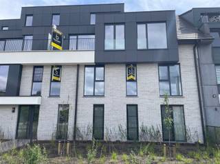 <p><span>Gezellig NIEUWBOUW één-slaapkamer appartement op de 1ste VERDIEPING in het centrum van Schilde!</span></p><p><span>In een modern gebouw met lift bevindt zich dit appartement op de eerste verdieping, omvat inkomhal, gastentoilet, leefruimte met toegang tot het terras, ingerichte open keuken, berging met aansluiting voor wasmachine en droogkast, 1 slaapkamer en een ingerichte badkamer met een lavabomeubel en inloopdouche.</span></p><p><span>Het appartement heeft veel lichtinval en dankzij het design en de grote raampartijen ervaart u er het ultieme ruimtegevoel.</span></p><p><span>Dit appartement is voorzien van 1 buiten autostaanplaats en een privatieve kelderberging met extra huurprijs: + €100/maand - inclusief een gemeenschappelijke fietsenberging.</span></p><h3><span>Afwerking: tegelvloer, vloerverwarming warmtepomp, verlichting en gordijnrails voorzien, aluminium ramen, hr+ beglazing, gebouwd volgens BEN-principes, E-peil max 20,...</span></h3><p><span>Centrale ligging, omgeven door een aangelegde tuin, gelegen nabij het dorp, vlakbij winkels, openbaar vervoer, gemakkelijke bereikbaarheid, in de buurt van fiets- en wandelroutes om de natuur op te zoeken.</span></p><p><span>Gemeenschappelijke kosten gebouw: €100/maand.</span></p><p><span>U bent van harte welkom om dit appartement te komen bekijken!</span></p><p><span> </span></p>
