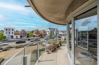 Uniek lichtrijk hoekappartement te koop in de verzorgde Residentie 'Villa Aphrodite' te Nieuwpoort, gelegen op eerste verdieping met ruim zongericht terras van 20m², met zicht op het Maritiem park. Dit zeer ruime 2 slaapkamer appartement werd volledig duurzaam gerenoveerd met hoogwaardige materialen. Het appartement is zeer goed gelegen op wandelafstand van de tramhalte en de jachthaven.Indeling:- inkomhal (8m²) met ingemaakte kast - woonkamer (32m²) met aansluitend terras- open keuken voorzien van inductie kookplaat, koelkast, diepvries, combi-oven en vaatwas- slaapkamer 1 (12m²)- slaapkamer 2 (11m²) - badkamer (5m²) met dubbel lavabomeubel en inloopdouche - apart toiletKelderberging inbegrepen.Troeven:- volledig duurzaam gerenoveerd in 2020- instapklaar- uniek zonneterras- ideale ligging aan het Maritiem Park, Havengeul- op 1km van de bruisende winkelstraat- gunstig EPC - conforme elektriciteitBent u op zoek naar een instapklaar appartement met twee slaapkamers? Aarzel niet ons te contacteren!