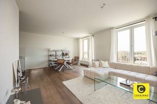 <h2><span>Ruim en energiezuinig 3-slaapkamerappartement met westgericht terras en mogelijkheid tot ondergrondse staanplaats op het geliefde Eilandje</span></h2><p><span> </span></p><p><span>Kattendijkdok-Westkaai 71 maakt deel uit van de prestigieuze Westkaai-torens, ontworpen door het wereldvermaarde architectenbureau David Chipperfield Architects. De architectuur wordt gekenmerkt door tijdloze elegantie, hoogwaardige materialen en een doordachte indeling waarbij licht, ruimte en panoramische zichten centraal staan. Een unieke combinatie van internationaal gerenommeerde architectuur, uitzonderlijk wooncomfort en een topligging op het bruisende Eilandje maakt van dit gebouw een van de meest gegeerde residenties van Antwerpen</span><span>.</span></p><p><span> </span></p><p><span>Locatie</span></p><p><span>Wonen op 't Eilandje betekent wonen in één van de meest gegeerde en dynamische buurten van Antwerpen. Deze bruisende wijk combineert een unieke maritieme sfeer met een uitgebreid aanbod aan gezellige restaurants, hippe cafés en tal van recreatiemogelijkheden langs de vernieuwde kaaien. Het iconische MAS en het historische stadscentrumbevindt zich op wandelafstand. Ook voor uw dagelijkse boodschappen, scholen en sportfaciliteiten hoeft u zich nooit ver te verplaatsen. Bovendien geniet u hier van een uitstekende bereikbaarheid. Dankzij de nabijheid van tram- en bushaltes, het station Antwerpen-Dam en de vlotte aansluiting op de Ring en de belangrijkste invalswegen bent u zowel met het openbaar vervoer als met de wagen steeds snel op uw bestemming. Kortom, een locatie waar stadsleven, ontspanning en mobiliteit perfect samenkomen.</span></p><p><span>Indeling</span></p><p><span> </span></p><p><span>Op een toplocatie op 't Eilandje, op de 7de verdieping van een recent appartementsgebouw (bouwjaar ca. 2016), bevindt zich dit uitzonderlijk lichtrijke en ruime 3-slaapkamerappartement. Dankzij de hoge ligging, de vele raampartijen en de westelijke oriëntatie geniet u hier dagelijks van een prachtige lichtinval en een schitterend uitzicht. </span></p><p><span> </span></p><p><span>Via de verzorgde inkomhal en de lift bereikt u het appartement. De ruime inkomhal, afgewerkt met een stijlvolle grijze tegelvloer die doorloopt doorheen het appartement, vormt de ideale ontvangst.</span></p><p><span>De leefruimte van maar liefst ca. 36 m² baadt in het natuurlijke licht dankzij de grote raampartijen. De warme parketvloer en de royale afmetingen bieden voldoende plaats voor een gezellige zithoek en een ruime eettafel. Aansluitend bevindt zich de moderne open keuken, volledig uitgerust met alle hedendaagse comfort en toestellen.</span></p><p><span>Naast de keuken bevindt zich een praktische technische ruimte/berging met aansluitingen voor wasmachine en droogkast, aangevuld met extra opbergruimte.</span></p><p><span>Vanuit de leefruimte heeft u toegang tot het ruime westgerichte terras, waar u in alle rust kunt genieten van de namiddag- en avondzon. Dankzij de ligging op de 7de verdieping geniet u bovendien van een prachtig open uitzicht over de Schelde een unieke plek om volledig tot rust te komen.</span></p><p><span>Het appartement beschikt over drie volwaardige slaapkamers, waarvan meerdere een mooi uitzicht bieden op het Kattendijkdok en het iconische Havenhuis.</span></p><p><span>De moderne badkamer is uitgerust met een douche, ligbad en een dubbele lavabo met mechanische ventilatie. Verder is er een apart gastentoilet aanwezig.</span></p><p><span>Een ondergrondse autostaanplaats kan optioneel worden aangekocht (prijs op aanvraag).</span></p><p><span> </span></p><h3><span>Troeven</span></h3><ul><li><span>Ruim en lichtrijk 3-slaapkamerappartement </span></li><li><span>Gelegen op een absolute toplocatie op 't Eilandje </span></li><li><span>Recent appartementsgebouw (bouwjaar ca. 2016) </span></li><li><span>Gunstig EPC</span></li><li><span>Ruim westgericht terras </span></li><li><span>Prachtig open uitzicht over de Schelde </span></li><li><span>Drie volwaardige slaapkamers </span></li><li><span>Individuele kelderberging</span></li><li><span>Mogelijkheid tot aankoop van een ondergrondse autostaanplaats (prijs op aanvraag) </span></li></ul><p><span> </span></p><p><span>Dit instapklare appartement biedt de perfecte combinatie van ruimte, comfort en een absolute topligging. Een unieke opportuniteit voor wie wil genieten van modern wonen met alle troeven van 't Eilandje binnen handbereik. </span></p><p><span> </span></p>