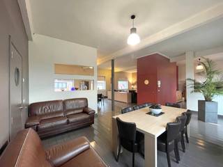 <p><strong>Ben je op zoek naar een pand waar wonen en werken perfect hand in hand gaan?</strong></p>
<p>Dit veelzijdige eigendom,<span> </span>combineert een volledig ingerichte handelsruimte op het gelijkvloers met een ruime woonst erboven. Dankzij de<span> </span><strong>aparte ingangen</strong><span> </span>zijn het<span> </span><strong>professionele en het private luik volledig van elkaar gescheiden</strong><span> </span>– ideaal voor zelfstandigen, vrije beroepen of investeerders die op zoek zijn naar een rendabele combinatie van werk en wooncomfort.</p>
<p>Het<strong><span> </span>gelijkvloers werd ingericht als een sfeervolle handelsruimte</strong><span> </span>en is momenteel uitgerust met een bar, restaurantgedeelte met professionele keuken, ruime bergingen en klantentoiletten. De handelszaak is instapklaar en biedt tal van mogelijkheden. Dankzij de<span> </span><strong>uitstekende zichtbaarheid</strong><span> </span>en de ligging aan een drukke verbindingsweg geniet je hier van een optimale commerciële uitstraling.</p>
<p><strong>Achter het gebouw bevindt zich bovendien een magazijn van 555 m², dat optioneel kan worden bijgekocht.</strong><span> </span>Dit biedt extra mogelijkheden voor opslag, uitbreiding van de handelsactiviteit of als interessante investering.</p>
<p>Op de eerste verdieping start het privégedeelte met een aangename leefruimte, een praktische keuken met eetplaats, bureau, wasplaats/berging, badkamer, toilet en een groot, zonnig terras – ideaal om in alle rust te ontspannen na de werkdag.</p>
<p>De bovenste verdieping omvat de nachthal met maar liefst<strong><span> </span>vier volwaardige slaapkamers</strong>, een aparte berging en een technische ruimte met toegang tot de zolder. Hier geniet je van<span> </span><strong>alle nodige ruimte voor een gezin<span> </span></strong>of voor wie extra opslag of hobbyruimte wenst.</p>
<p>Dit pand biedt een unieke kans voor wie wonen en werken wil combineren in een uiterst gunstige ligging in het centrum van Marke.</p>
<p>Geef ons gerust een seintje voor meer informatie of om een afspraak te maken tijdens de bezoekmomenten.</p>
<p><strong>EPC-informatie:</strong><br />✅ Handelsruimte: Label C (20220808-0002653377-KNR-1)<br />✅ Appartement: Label E (20220809-0002653353-RES-1)</p>