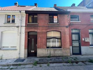 <p>Te renoveren woning met potentieel, goedgelegen op wandelafstand van CENTRUM Ronse. <br />Veel potentieel, ideaal voor handige harry's, of investeerders. Reeds opgemaakte renders en plannen beschikbaar.</p><p>INDELING: voorplaats, leefruimte, keuken, terras, badkamer en 2 slaapkamers.</p><p>Bezoek na afspraak met IMMO BEGUIN: info@immobeguin.be</p>