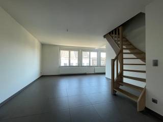 INDIEN U EEN BEZOEK WENST IN TE PLANNEN GELIEVE EEN BEZOEK AAN TE VRAGEN VIA WWW.HILLEWAERE.BE VIA DE RODE KNOP<br /><br />Het duplexappartement bevindt zich op de tweede verdieping in een kleinschalig gebouw en beschikt over twee slaapkamers en een bureauruimte. Het centrum met winkels/restaurants bevindt zich vlakbij, openbaar vervoer voor de deur. <br /><br />Indeling appartement:<br /><br />We komen het gebouw binnen via de gemeenschappelijke inkomhal en nemen de trap tot bij de tweede verdieping. We stappen zo in een ruime inkomhal die toegang geeft tot de badkamer en de bureauruimte. <br />De badkamer is voorzien van een badkamermeubel met dubbele spoelkom en een ligbad met douchescherm, het toilet bevindt zich ook in de badkamer. <br />Verder is hier een aansluiting voorzien voor een was- en droogmachine. Via de inkomhal komen we terecht in de bureauruimte, deze loopt over in de leefruimte met keuken. <br />De keuken is volledig geïnstalleerd en voorzien van alle gemakken en voldoende kastruimte. Via de leefruimte nemen we de trap naar boven die uitkomt bij de slaapkamers. Beide slaapkamers zijn elkaars spiegelbeeld en worden lichtovergoten door de veluxramen.<br /> <br />Bijzonderheden: <br />- Centrale ligging <br />- Gemeenschappelijke kosten € 125<br />- Overal draai-kiepramen <br />- Parlofoon aanwezig <br />- Per direct beschikbaar