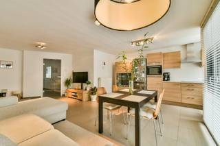 Welkom bij Iepersestraat 32/1.1, een volledig gerenoveerd appartement op de eerste verdieping met een uitstekend EPC-label B. Gelegen in het hart van Roeselare, op wandelafstand van supermarkten, winkels, scholen, openbaar vervoer en zoveel meer.<br /><br />Bij binnenkomst wordt u verwelkomd in een ruime inkomhal met plaats voor een vestiaire. De lichtrijke leefruimte loopt naadloos over in de open keuken, die is uitgerust met kwaliteitsvolle toestellen. Aansluitend bevindt zich een zuidgericht terras waar u in alle rust van de zon kunt genieten.<br /><br />Het appartement beschikt over twee volwaardige slaapkamers, waarvan één met en suite dressing. De stijlvolle badkamer is voorzien van een ligbad, toilet en dubbele lavabo. Daarnaast is er een praktische wasplaats en extra opbergruimte in de kelderberging.<br /><br />Het gebouw beschikt over een gemeenschappelijke fietsenberging. Er is tevens de mogelijkheid om het lopende huurcontract voor de garage over te nemen.<br /><br />De vermelde prijs is een richtprijs. Elk bod, zowel lager als hoger, wordt aan de eigenaar voorgelegd. Deze behoudt zich het recht voor om het bod al dan niet te aanvaarden.