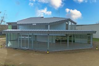 Ontdek deze representatieve showroom met aansluitende magazijnruimte, strategisch gelegen langs de N42 en vlot bereikbaar via afrit 17 van de E40...