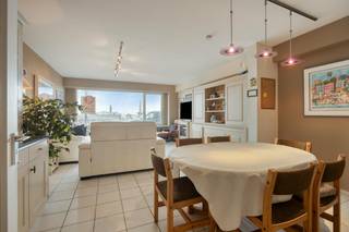 Dit uitzonderlijk groot appartement beschikt over een bewoonbare oppervlakte van maar liefst 160 m² op een absolute toplocatie aan de kust. Dit uniek vastgoed is gelegen in residentie Nieuwpoort op de Zeedijk van Duinbergen, waar recent de voor- en achtergevel, inkomhal en balkons grondig zijn vernieuwd. Dit zorgt voor zorgeloos wonen op lange termijn.<br /><br />Het pand is op te frissen en biedt daardoor enorm veel potentieel om ruimtes naar eigen smaak en stijl in te richten. Het appartement beschikt over 5 volwaardige slaapkamers en 2 badkamers, wat zorgt voor optimaal comfort voor vaste bewoning of als riant tweede verblijf.<br /><br />Dankzij de strategische ligging geniet u van een rustige woonomgeving, terwijl alle belangrijke voorzieningen binnen handbereik liggen. De directe nabijheid van het strand, de Royal Belgian Sailing Club (RBSC) en het bekende Joseph Stübbenpark zorgen voor een hoogwaardige woonbeleving in Knokke-Heist. Ook qua bereikbaarheid zit u uitstekend: het station van Duinbergen, diverse tramhaltes van de Kusttram en vlot toegankelijke fietsroutes verbinden u binnen enkele minuten met de bruisende kernen van Knokke en Heist.<br /><br />Bijkomend beschikt u over een gemeenschappelijke fietsenberging, een privatieve kelderberging en de mogelijkheid tot aankoop van een afgesloten garagebox op wandelafstand. Een zeldzame kans om ruim vastgoed te kopen op deze locatie.<br /><br />Indeling:<br />- inkomhal met gastentoilet<br />- lichtrijke en ruime leefruimte met zicht op de Zeedijk<br />- keuken<br />- bergruimte<br />- slaapkamer met eigen badkamer<br /><br />Via de trap naar beneden is er toegang tot:<br />- 2de slaapkamer met eigen badkamer<br />- 3de, 4de en 5de slaapkamer<br />- extra leefruimte/speelruimte of berging<br /><br />Bent u op zoek naar een tweede verblijf, investering of ruime vaste bewoning? Ontdek snel dit uniek vastgoed aan de kust van Knokke-Heist! Contacteer onze dossierbeheerder Arne Reubens via +32 472 186 304 of arne.reubens@dewaele.com<br /><br /><br />Bestuursmaatregelen in het maatregelenregister: nee<br /><br />Deze AI-visualisaties zijn bedoeld als inspiratie. Er werd geen rekening gehouden met technische specificaties, stedenbouwkundige voorschriften of de concrete mogelijkheden tot realisatie.