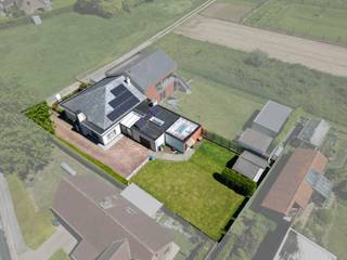 <p><b><u>Rustig gelegen, halfopen Bungalow met véél potentieel!</u></b><br /><br />In de charmante Faluintjesgemeente <span><span>Moorsel</span></span> stellen wij u deze uitzonderlijk ruime bungalow in halfopen bebouwing voor. Gelegen in een bijzonder rustige en groene omgeving, omringd door uitgestrekte velden en natuur, geniet u hier van absolute sereniteit, terwijl u toch vlot verbonden bent met de omliggende dorpen zoals <span><span>Herdersem</span></span> en <span><span>Wieze</span></span>.</p>
<p><strong>Gelijkvloers wonen – een grote troef</strong><br />Met maar liefst <strong>185 m² bewoonbare oppervlakte volledig op het gelijkvloers</strong> biedt deze woning een zee aan ruimte en optimaal wooncomfort. Alles bevindt zich op één niveau, wat deze bungalow bijzonder praktisch en toekomstgericht maakt.</p>
<p>De woning verwelkomt u via een <strong>riante inkomhal</strong> die overgaat in een ruime nachthal. De lichtrijke leefruimte is vandaag ingedeeld in een gezellige zithoek en een eetkamer, waar grote raampartijen zorgen voor een aangename connectie met de tuin.</p>
<p>De <strong>geïnstalleerde keuken</strong> kijkt uit én geeft toegang tot <strong>een gezellige veranda</strong>, ze beschikt ook over een aparte, afgesloten berging – ideaal voor extra stockage.</p>
<p>Verder vindt u:</p>
<ul>
<li>
<p>Een badkamer met lavabo en meubel, toilet en ligbad</p>
</li>
<li>
<p><strong>Drie ruime tot zeer ruime slaapkamers</strong></p>
</li>
<li>
<p>Een inpandige garage met extra apart toilet en voorziening voor wasmachine en droogkast</p>
</li>
<li>
<p>Een bijkomende afgesloten bergruimte aansluitend aan de garage, eveneens bereikbaar via de tuin – uiterst praktisch!</p>
</li>
</ul>
<p><strong>Buitenruimte en extra troeven</strong><br />Rechts van de woning bevindt zich een oprit die toegang geeft tot de garage en de tuin. De tuin biedt rust en privacy, met bovendien een tuinhuis voor extra opbergruimte.</p>
<p>Als kers op de taart beschikt deze woning over een <strong>zeer ruime en nette zolder van maar liefst 50 m²</strong>, die tal van mogelijkheden biedt (hobbyruimte, extra kamers, bureau, …).<br /><br /><strong>Zonnepanelen!</strong></p>
<p><strong>Ligging</strong><br />Deze bungalow geniet van een uiterst rustige ligging in het landelijke Moorsel, midden in het groen en toch nabij een belangrijke verbindingsweg tussen Moorsel, Herdersem en Wieze. Het dorpscentrum van Moorsel met zijn faciliteiten bevindt zich op korte afstand, waardoor u hier het beste van twee werelden combineert: rust én bereikbaarheid.</p>
<p>Een ideale woning voor wie op zoek is naar ruimte, comfort én een groene, rustige omgeving.</p>
<p>Interesse? Contacteer uw vastgoedkantoor KURTIMMO voor een bezoek en ontdek zelf het potentieel van deze ruime bungalow! 0476/076993 OF info@kurtimmo.be</p>
