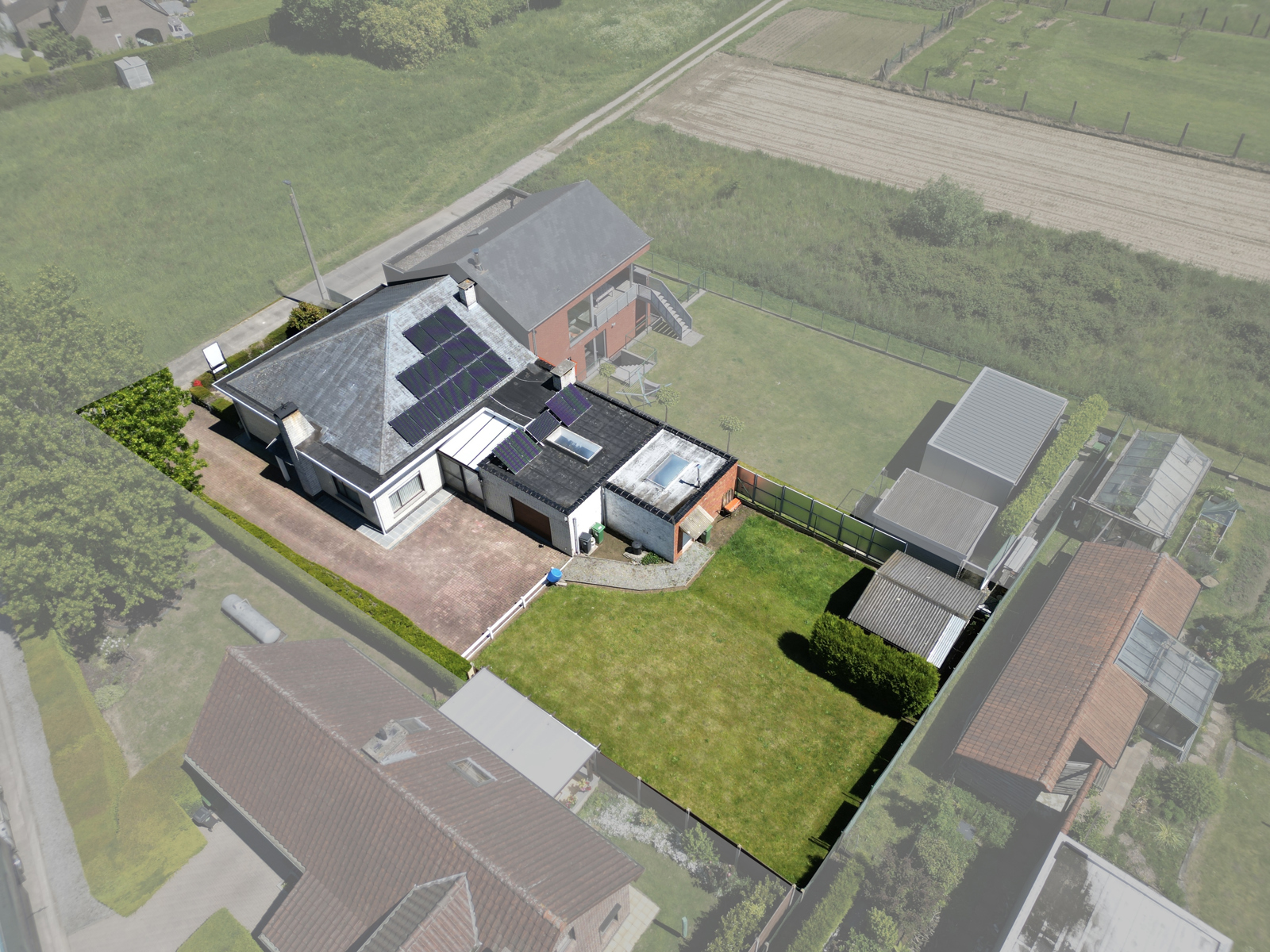 Rustig gelegen, halfopen Bungalow met véél potentieel! - foto 1