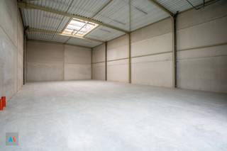 gelegen in KMO zone Steenoven in MalleDe opslagruimte is opgetrokken uit een staalconstructie met wanden in beton en sandwichpanelen.Een betonnen...