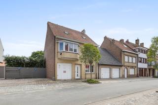 <h3><strong>De Panne: Ruime gezinswoning met tal van indelingsmogelijkheden te koop!</strong></h3>

<p>Gelegen in een rustige, residentiële straat bevindt deze woning zich op slechts enkele stappen van het bruisende centrum, het strand, de duinen, scholen, winkels en openbaar vervoer. Bovendien geniet u van een vlotte verbinding naar de E40. </p>

<h3><strong>Indeling</strong></h3>

<p>Op het gelijkvloers vindt u een inkomhal, een garage met technische berging, een apart toilet, een ruime en lichtrijke leefruimte met aansluitend een vernieuwde keuken en een extra zit- of eetruimte. Vanuit de keuken heeft u toegang tot het zonnige terras, een praktische buitenberging en een aangename tuin. Op de verdiepingen bevinden zich maar liefst vijf slaapkamers, waarvan één is uitgerust met ingebouwde kasten die perfect kunnen dienen als dressing. Twee slaapkamers bevinden zich op de zolderverdieping.<br /> </p>

<h3><strong>Troeven</strong></h3>

<ul><li>Ruime gezinswoning</li><li>Op wandelafstand van strand, duinen, scholen en winkels</li><li>Vlotte verbinding naar de E40</li></ul>

<p><strong>Meer informatie of een bezoek aanvragen?</strong> Contacteer Frederick via <strong>058 22 41 70</strong>.</p>