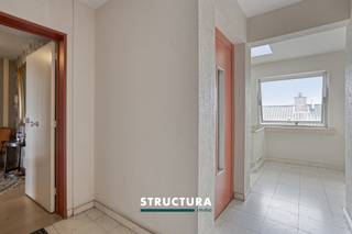 Gelegen in het hart van Asse, biedt dit uitzonderlijk ruime appartement met drie slaapkamers een unieke kans om te wonen in alle comfort, met...