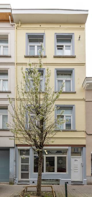 Maison d'habitation avec rez-de-chaussée commerciale.<br />Cette propriété est située à proximité du centre de Bruxelles, des transports en commun, des artères et des commerces.<br /><br />Au rez-de-chaussée se trouve un espace commercial (34m²) avec une terrasse adjacente.<br />Le premier étage se compose d'une unité résidentielle (40m²) aménagée comme suit : un séjour avec cuisine ouverte, une salle de bain avec douche et toilettes et une chambre à coucher.<br />Les entités du deuxième et du troisième étage sont identiques à celles du premier étage.<br />Le quatrième étage se compose d'une unité résidentielle (52m²) aménagée comme suit : un living, une cuisine équipée, une salle de bain avec douche et toilettes, une chambre et une mezzanine.<br /><br />L'immeuble n'est pas autorisé en tant qu'habitation multifamiliale, mais est actuellement divisé en un rez-de-chaussée commercial et 4 entités résidentielles.<br /><br />EPC : 190 kWh/m²