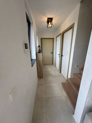 —> te koop gelegen op de kruising Dorpstraat/Hof Ter Elstlaan in het rustige en pitoreske Elversele.✅ 115m2 groot in Duplex vorm✅ 3 slaapkamers✅ 2...