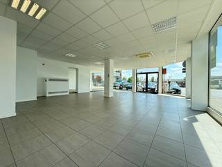 Lichtrijk &amp; instapklaar handelspand te huur op een uiterst strategische en centrale ligging in Tielt.<br />De grote raampartijen zorgen voor veel lichtinval en een grote zichtbaarheid!<br /><br />Indeling: <br />Ruime open ruimte die nu dienstdoet als landschapskantoor, andere mogelijkheden zijn hier legio.<br />Aparte bureauruimte die volledig kan afgesloten worden. Verder vinden we achteraan het pand een aparte eetgelegenheid, kitchenette en sanitair blok.<br /><br />Oppervlakte van 130m².<br /><br /><br />Enkele troeven:<br />- uiterst strategische ligging<br />- veel lichtinval <br />- goede zichtbaarheid<br />- instapklaar<br />- diverse parkeermogelijkheid nabij het pand <br /><br />Onmiddellijk beschikbaar in overleg.<br />Prijs: 1.615 EUR / maand + 50 EUR / maand provisie syndickosten.<br />Onroerende voorheffing ten laste van de huurder.<br /><br />Interesse? Zin om te ondernemen?!<br />Maak uw afspraak!