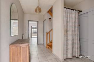 Welkom in Wilsele ! Bent u op zoek naar een energiezuinige woning met uitbreidingsmogelijkheden op een vlot bereikbare locatie ? Zoek dan niet verder, want deze woning aan de Aarschotsesteenweg combineert wat u zoekt. Met drie slaapkamers, een gezellige veranda en een gunstig EPC-label B biedt deze woning alles wat u nodig heeft om er uw nieuwe thuis van te maken.<br /><br />Bij het betreden van de woning ontdekken we een inkomhal die toegang geeft tot zowel het gastentoilet als de keuken, dewelke recent volledig gerenoveerd en volledig geïnstalleerd is. Gaan we verder, komen we in een aangename leefomgeving met voldoende ruimte voor het hele gezin. Aansluitend is er een gezellige veranda die een absolute meerwaarde vormt en een heerlijke plek biedt om het hele jaar door te ontspannen en te genieten van het buitengevoel. De aanwezige airco's zorgen bovendien voor extra comfort tijdens zowel warme zomerdagen als koudere periodes. Op de eerste verdieping beschikt de woning over drie volwaardige slaapkamers, badkamer, wasberging en een toilet. Een bijkomende troef is de ruime zolder, waar de mogelijkheid bestaat om een vaste trap te plaatsen en zo extra slaapkamers of een bureau te creëren.<br /><br />Buiten is het gezellig vertoeven op zowel het terras als in de tuin, daarbovenop is er nog een overdekt terras. Op vlak van bereikbaarheid heeft deze woning heel wat te bieden met een uitstekende verbinding naar Leuven en omliggende gemeenten. Ook is het perceel toegankelijk langs zowel de Aarschotsesteenweg als de Alfons Fierensstraat. Via deze laatste straat is ook de garage bereikbaar, wat zorgt voor extra praktisch comfort.<br /><br />Met haar gunstige EPC-label B, praktische indeling en uitbreidingsmogelijkheden is deze woning een interessante opportuniteit voor wie op zoek is naar een gezellige thuis met toekomstperspectief.<br /><br />Neem nu contact op voor meer informatie of een bezoek ter plaatse via ben@sophimo.be of op 0468 58 04 09!