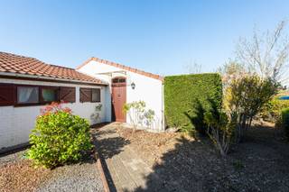 <p><span>Sfeervol duinhuisje in Zeewind Park op wandelafstand van de zee<br />Aangenaam en uitstekend onderhouden duinhuis met eigen parkeerplaats, gelegen in het groene en rustige Zeewind Park. Het park biedt diverse voorzieningen zoals een verwarmd openluchtzwembad, een speeltuin en tennisvelden.</span></p><p><span>De woning bevindt zich op een gunstige ligging, dichtbij het zwembad en het restaurant van het domein.<br />Het huis verkeert in zeer goede staat en beschikt over een zonnige, volledig omheinde en fraai aangelegde privétuin ideaal voor wie houdt van rust en privacy.</span></p><p><span>Binnen treft u een lichtrijke woonkamer met eetgedeelte en directe toegang tot de tuin, een open en volledig ingerichte keuken, een nette badkamer (met ligbad en wastafel ), een apart gastentoilet en twee comfortabele slaapkamers. Daarnaast is er een praktische berging die bereikbaar is via de tuin.</span></p><p><span>Extra pluspunt: een warmtpomp!</span></p><p><span>Ook is er een private parkeerplaats voorzien.</span></p><p><span>Perfect als vakantiewoning of als interessante investering op een toplocatie aan zee.<br />Dit pand kan onderworpen zijn aan de renovatieverplichting van de Vlaamse overheid voor residentiële gebouwen. Meer info via: <span>https://www.energiesparen.be/renovatieverplichting-residentiële-gebouwen-2023</span></span></p><p><span>Een uitstekende kans voor wie zorgeloos wil genieten van de kust!</span></p>