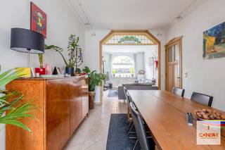 Deze <strong>karaktervolle woning </strong>is gelegen nabij het <strong>Fluweelpark </strong>te Gent en ligt op een boogscheut van verschillende buurtwinkels, scholen, het openbaar vervoer en het <strong>natuurreservaat Bourgoyen-Ossemeersen</strong>. U heeft een vlotte verbinding dankzij de binnenring rond Gent en de R4. Door de aangelegde fietsstraten staat u veilig op uw bestemming.<br /><br />U komt de woning binnen via de inkomhal die u verder brengt naar de woonkamer bestaande uit zit- en eetgedeelte. In het verlengde vindt u de <strong>lichtrijke keuken</strong> met achterliggend de badkamer met ligbad en douche. Via een dubbel venster heeft u toegang tot het aangename <strong>zuidgericht terras</strong> aangelegd in hardhout. Op het eerste verdiep zijn <strong>drie ruime slaapkamers</strong> terug te vinden. De woning heeft zijn authentieke deuren uit 1932, alsook een glasraam in lood. De keuken werd in 2021 volledig vernieuwd. <br /><br />Deze woning is verder te renoveren en kan u naar eigen smaak inrichten. Wenst u hier meer informatie over, en wenst u zelf de charme van deze woning te ontdekken? Neem dan snel contact op via hallo@convas.be