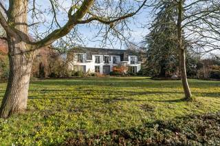 The villa is quietly located along the Grendelbaan in Diepenbeek, on a domain that extends over the garden and meadows and is accessible via a...