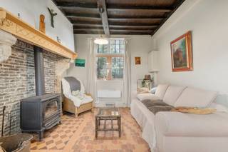 <p>Te koop: prachtige authentieke open bebouwing in Mespelare, gekenmerkt als onroerend erfgoed 'Spaans Hof', gelegen in een groene omgeving aan de rand van het water.</p>

<p>Deze unieke woning, ademt geschiedenis en charme. Dankzij de erfgoedstatus zijn er subsidies beschikbaar voor renovatie, wat het behoud van de originele stijl mogelijk maakt. De ligging in een zeer rustige buurt, vlak bij het water, biedt een ideale setting voor lange wandelingen en ontspanning. Bovendien beschikt de woning over een zeer ruime zolder van 64 m², perfect voor het creëren van extra kamers of een hobbyruimte.</p>

<p>Belangrijkste ruimtes:<br />• Ruime inkomhal (7 m²)<br />• Gezellige living (27 m²) met niveauverschil en open haard<br />• Keuken (16 m²) met dubbele spoelbak, koelkast, gasfornuis en ingemaakte kasten<br />• 3 slaapkamers (25 m², 11 m², 11 m²)<br />• Bureel (11 m²)<br />• Badkamer (11 m²) met ligbad, toilet en wastafel<br />• Berging (3 m²)<br />• Zolder (64 m²) met uitbreidingsmogelijkheden<br />• Tuin van 530 m²</p>

<p>Troeven:<br />• Erfgoedwoning 'Spaans Hof' met renovatiesubsidies<br />• Rustige ligging aan het water, ideaal voor wandelingen<br />• Grote zolder met potentieel voor extra kamers</p>

<p>Neem vandaag nog contact op met uw ERA-makelaar voor een bezoek JOUW DROOMHUIS. ZO GEVONDEN!</p>