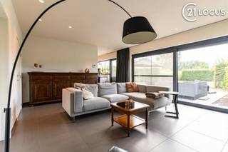 <p><span>A home doesn’t have to dictate how you live. </span><strong><span>Doorslaardam 37B, on the contrary, offers the space to grow along with your family and your living needs.</span></strong><span> With a complete living area on the ground floor and an abundance of living space upstairs, this is a home for those seeking space, privacy, and flexibility. Whether you have a large family, older children, work from home, entertain guests, or have multiple generations living under one roof—there’s room for it all here.</span></p> <p><strong><span>Full-fledged living on the</span></strong><span>ground floor<br />The wheelchair-accessible ground floor features a living room of approx. 27 m², a spacious kitchen of approx. 16.7 m², a bedroom of approx. 15.1 m², a bathroom, a separate toilet, and a storage room. There is also a spacious indoor garage of approximately 37 m².</span></p> <p><strong><span>An upper level with surprisingly many</span></strong><span>possibilities<br />Upstairs, there is another living room of approximately 28 m² with its own kitchen. There is also a spacious bedroom with a walk-in closet, a guest room, a bathroom, a separate toilet, an office, and a storage room.</span></p> <p><span>For a family, this means much more than a traditional bedroom floor: think of extra sleeping or play space, a TV or game room, a home office, or a private area for older children. Multiple generations can also live here comfortably together while maintaining their privacy.</span></p> <p><span>The floor also features a </span><strong><span>southwest-facing roof terrace of approximately 25 m</span></strong><span>².</span></p> <p><strong><span>Comfort and</span></strong><span>Technology<br />Built in 2014, the home features </span><strong><span>18 solar panels paired with an 11.04 kWh BYD home battery</span></strong><span>. All living areas and bedrooms are equipped with air conditioning. A home automation system controls the lighting and electric screens, among other things. Additionally, there is underfloor heating and radiators, and the electrical installation complies with regulations.</span></p> <p><span>Outside, a spacious </span><strong><span>southwest-facing garden</span></strong><span>awaits </span><span> on a lot of 1,056 m². The property has space for approximately 6 to 8 cars. P-score A and G-score A.</span></p> <p><span>What sets this home apart is, above all, the flexibility of its layout: spacious living for the whole family today, more independence for growing children tomorrow, or comfortable single-story living later on.</span></p> <p><strong><span>The possibilities truly become clear during a visit. Discover for yourself which layout best suits your lifestyle.</span></strong></p>