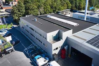 Op een TOPLOCATIE in het centrum van Ninove kan u dit multifunctioneel kantoorgebouw met loods terugvinden. Industrieel gebouwd in 2008 en uitgerust met alle moderne technieken beschikt dit complex over meer dan 1611 vierkante meter bruikbare oppervlakte, verdeeld in 3 niveau's met ingerichte burelen toegankelijk met trap of lift, en een magazijn van 720m2 met een plafondhoogte van meer dan 9 meter uitgerust met 2 sectionaalpoorten met een doorrijhoogte van 4 meter. Het privé terrein meet 26are 59 centiare en heeft 29 uitgelijnd en geasfalteerde privé parkeerplaatsen en is toegankelijk via 2 afzonderlijke poorten. Voor meer inlichtingen of een bezoek ter plaatse kan u terecht op 02/569 99 99.