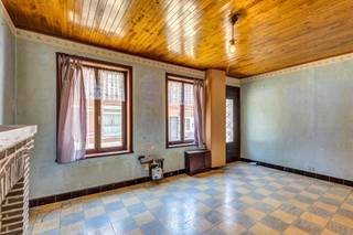 <p>Op een goede ligging in Geraardsbergen bevindt zich deze<strong> te renoveren woning</strong> met tal van mogelijkheden. Winkels, scholen en openbaar vervoer bevinden zich op een steenworp, terwijl ook de belangrijkste invalswegen vlot bereikbaar zijn. <strong>Mits de nodige renovatiewerken kan deze woning worden omgevormd tot een aangename gezinswoning of een interessante investering. </strong>Het gelijkvloers omvat een voorplaats, een eetplaats, een achterbouw met uitbreidings- of inrichtingsmogelijkheden, een badkamer en een afzonderlijk toilet. Op de verdieping bevinden zich<strong> twee ruime slaapkamers.</strong> Een absolute troef is<strong> de tuin met achteraan een garage en een autostaanplaats, bereikbaar via de achterliggende straat.</strong> Deze vlotte achtertoegang biedt extra comfort en praktische mogelijkheden. Buitenschrijnwerk in hout en pvc dubbel glas - Verwarming op aardgas - Dak met pannen. (Maatregelen opgenomen in het maatregelenregister: neen)</p>
