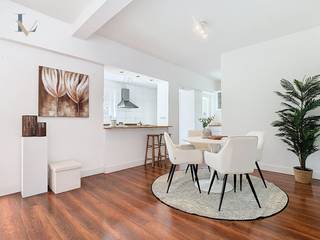 Deze halfopen bebouwing met een bewoonbare oppervlakte van 169 m² is gelegen in een zeer gegeerde wijk in Brasschaat op een oppervlakte van 451 m².<br />In een rustige straat én in de nabijheid van winkels, scholen, het openbaar vervoer, grote invalswegen en autostrades met vlotte verbinding naar omliggende gemeenten.<br />Via de inkomhal met gastentoilet betreed je de woonkamer met open keuken. De woonkamer is voorzien van infrarood vloerverwarming. De open keuken is voorzien van vaatwasser, kookplaat oven/microgolf,…<br />Via de woonkamer krijg je toegang tot een ruime veranda met zicht op de mooie tuin. Deze is westelijk georiënteerd waardoor je na het thuiskomen van je werk nog kan genieten van de avondzon in je tuin.<br />Door de oriëntatie van de woning is er steeds natuurlijk lichtinval in de woning aanwezig. Verder is er een inpandige garage aanwezig.<br />Op de eerste verdieping bevinden zich vier zeer ruime slaapkamers en een badkamer voorzien van een bad, dubbele lavabo en toilet. <br />Via de ruime nachthal is er via een vlizotrap de ruime zolder te bereiken. <br />Met de mogelijkheid om hier een vast trap te installeren, krijg je een extra ruime zolder ter beschikking voor allerlei doeleinden.<br />Deze woning heeft reeds energiezuinige aanpassingen gehad zoals het plaatsen van zonnepanelen met batterij, dakisolatie, muurisolatie.<br />Mis deze kans niet en plan je bezoek aan deze instapklare woning.<br /><br />Bijzonderheden:<br />- toplocatie<br />- Energiezuinig : EPC B<br />- West georiënteerde tuin <br />- Ruime oprit met garage <br />- Zonnepanelen met batterij <br />- 4 slaapkamers<br />- Ruime zolder met veel potentieel